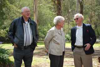 Robin talking with the Watsons in Warrandyte, a Melbourne suburb